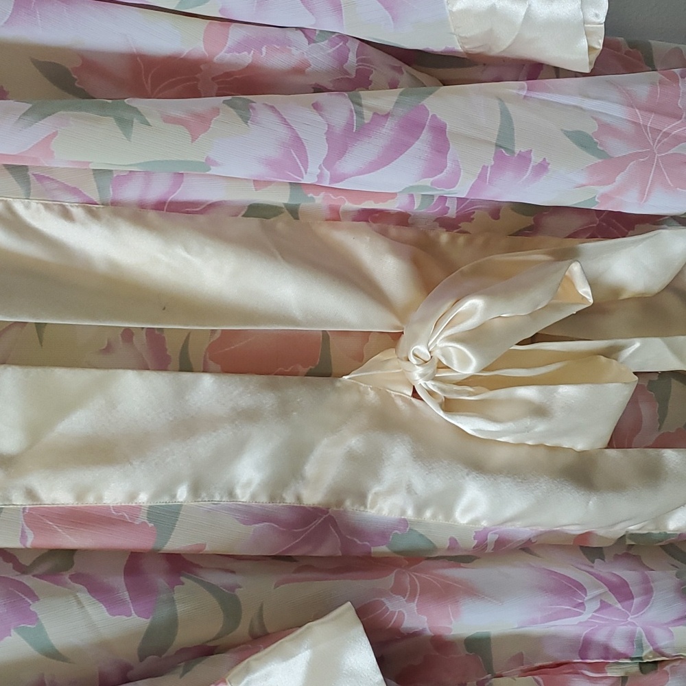 Robe - Picture 2 of 5